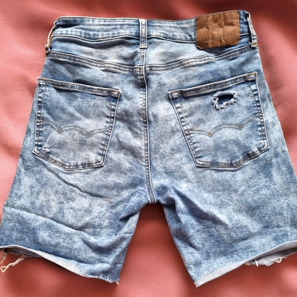 American Eagle Extreme Flex Lightwash Distressed Unisex Denim Shorts - Picture 2 of 9